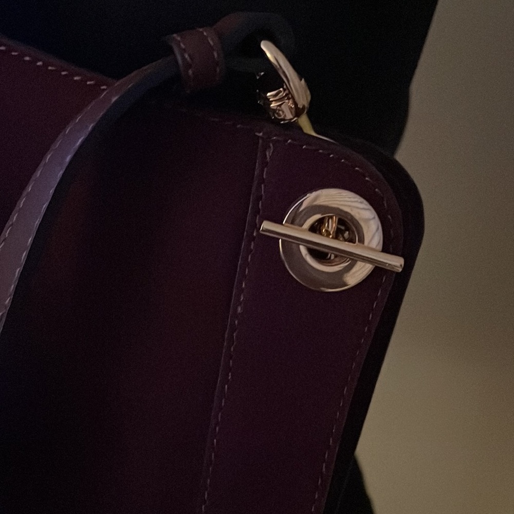 Vince Camuto tote - Picture 3 of 8